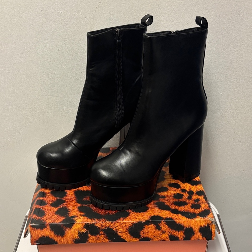 Elegant Black Heeled Boots - Picture 4 of 9